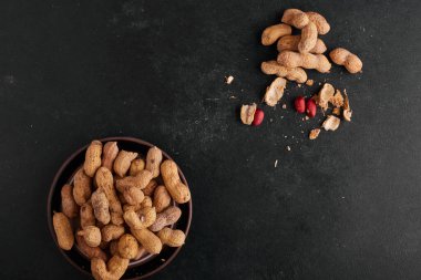 Siyah arka planda izole edilmiş seramik bir fincan tabağında fıstık kabukları. Yüksek kalite fotoğraf