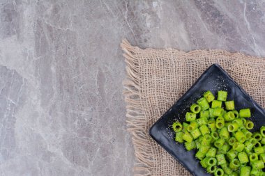 Siyah tabakta yeşil makarnalar. Yüksek kalite fotoğraf