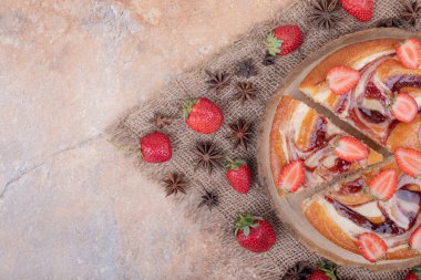 Çilekli tatlı turta ve çuval bezi üzerinde anason. Yüksek kalite fotoğraf