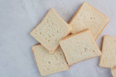 Mermer zemin üzerinde taze beyaz ekmek dilimleri. Yüksek kalite fotoğraf