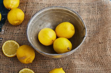 Metalik bir kasede sarı limonlar. Yüksek kalite fotoğraf