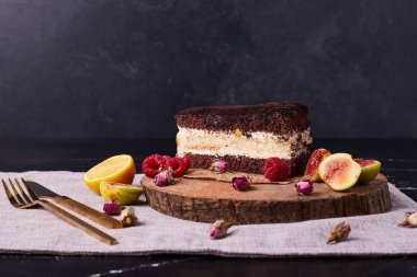 Arka planda meyvelerle çevrili tiramisu pastasını kapat. Yüksek kalite fotoğraf