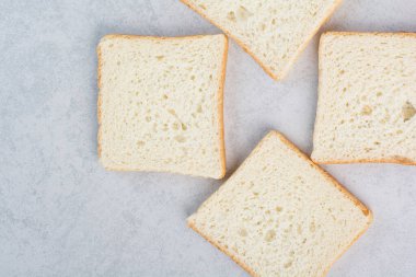 Taş zeminde bir sürü ekmek dilimi. Yüksek kalite fotoğraf