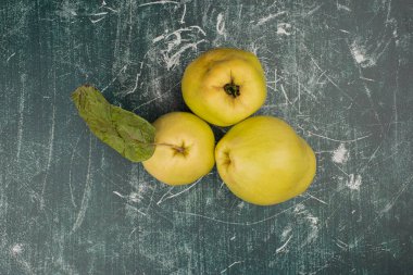 Mermer masada taze ayva meyvesi. Yüksek kalite fotoğraf