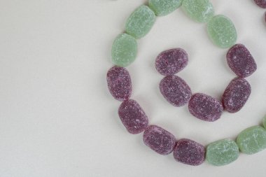 Bej arka planda bir sürü lezzetli marmelat. Yüksek kalite fotoğraf