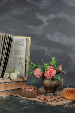 Kitaplı fındıklar ve mermer arka planda bir vazo çiçek. Yüksek kalite fotoğraf