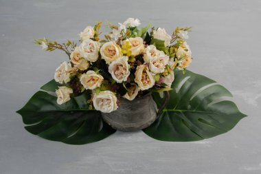 Gri masadaki güzel beyaz gül buketi. Yüksek kalite fotoğraf