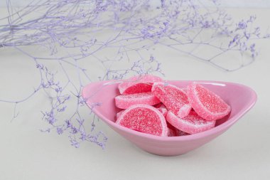 Taş zeminde bir kase marmelat şekeri. Yüksek kalite fotoğraf