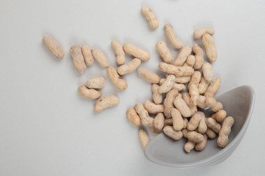 Seramik kaseden bir sürü organik fıstık. Yüksek kalite fotoğraf