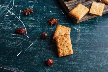 Mavi arka planda çıtır kurabiyeler. Yüksek kalite fotoğraf