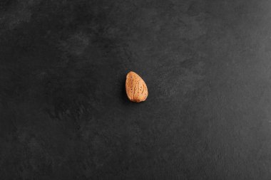 Siyah arka planda tek bir badem kabuğu. Yüksek kalite fotoğraf