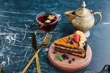 Bir fincan çayla çikolatalı kek dilimleri. Yüksek kalite fotoğraf