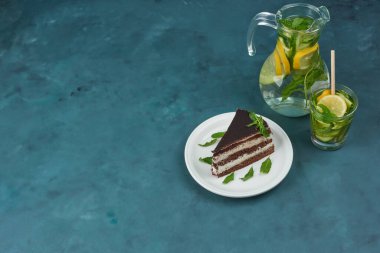 Nane ve mojito ile bir dilim çikolatalı pasta. Yüksek kalite fotoğraf