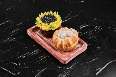 Kek ile ay çiçeği tarzında puf böreği. Yüksek kalite fotoğraf