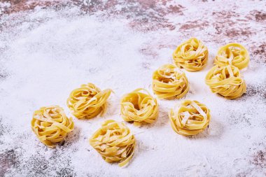 Ahşap mutfak masasında pişmemiş çiğ makarna. Yüksek kalite fotoğraf