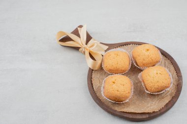 Kurdeleyle süslenmiş, kremalı tatlı kurabiyeler. Yüksek kalite fotoğraf