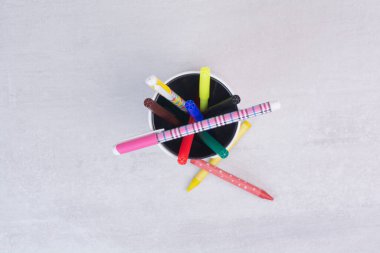 Kalem tutacağında çeşitli kalem ve kalemler var. Yüksek kalite fotoğraf