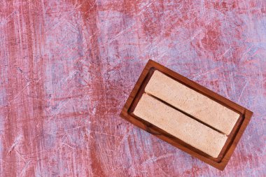 Alt köşedeki ahşap bir tahtanın üzerinde mısır krakerleri. Yüksek kalite fotoğraf