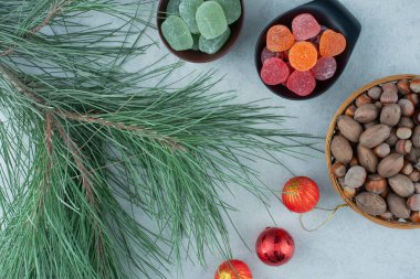 İki siyah tabak şekerli marmelat ve içi fındık dolu ahşap kase. Yüksek kalite fotoğraf