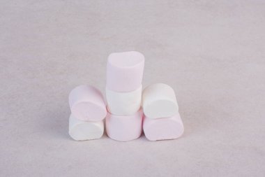 Beyaz arka planda tatlı beyaz şekerlemeler. Yüksek kalite fotoğraf