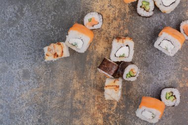 Mermer arka planda lezzetli farklı suşi seti.