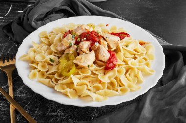 Beyaz tabakta İtalyan makarnasının yakın plan görüntüsü