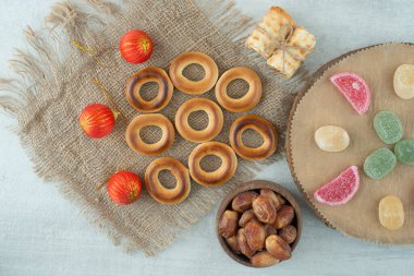 Sackcloh 'un üzerinde Noel topları olan lezzetli kurabiyeler. Yüksek kalite fotoğraf