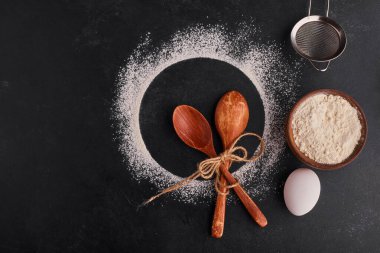 İçindekiler siyah arkaplanda izole edildi. Yüksek kalite fotoğraf