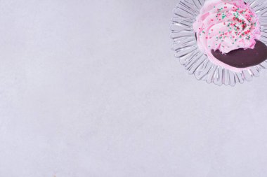 Üstünde pembe krema olan çikolatalı kek. Yüksek kalite fotoğraf