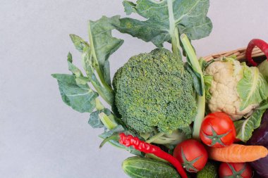 Tahta sepette çeşitli çiğ sebzeler. Yüksek kalite fotoğraf