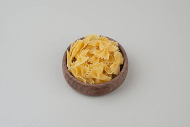 Bir kase dolusu çiğ makarna. 