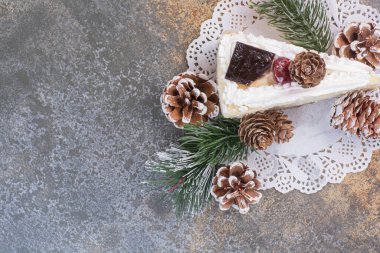 Mermer arka planda kozalaklı bir dilim kek.