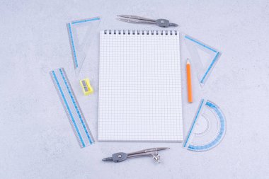 Etrafında işaretlenmiş kağıt ve aletlerle matematik konsepti. Yüksek kalite fotoğraf