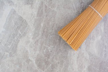 Mermerde izole edilmiş bir spagetti demeti. Yüksek kalite fotoğraf