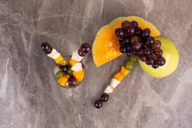 Beyaz arka planda armut ve üzümlü balkabağı dilimi. Yüksek kalite fotoğraf