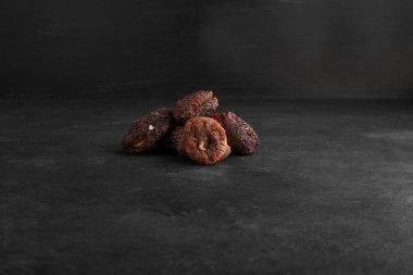 Siyah arkaplanın ortasında kuru incir ve erikler. Yüksek kalite fotoğraf