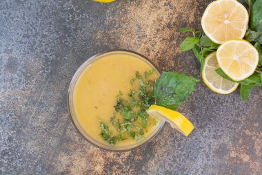 Limon dilimleri ve mermer arka planda nane şekeri ile nefis bir içecek. Yüksek kalite fotoğraf