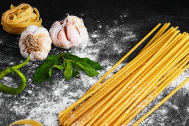 Siyah arka planda sarımsaklı spagettiler. Yüksek kalite fotoğraf