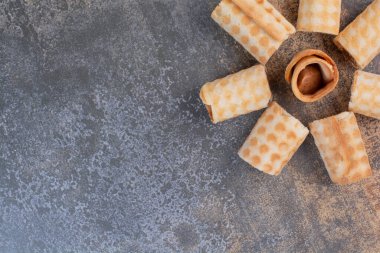Mermer arka planda tatlı waffle seti. Yüksek kalite fotoğraf