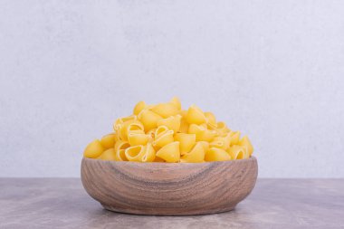 Gri arka planda kırsal ahşap bir fincanda organik pastalar. Yüksek kalite fotoğraf