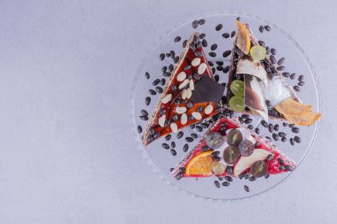 Çikolatalı, karamelli, fındıklı ve meyveli kek dilimleri. Yüksek kalite fotoğraf