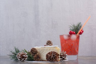 Bir dilim kozalaklı kek ve samanlı soğuk çilek suyu. Yüksek kalite fotoğraf