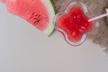 Beyaz masada samanlı bir bardak karpuz püresi. Yüksek kalite fotoğraf