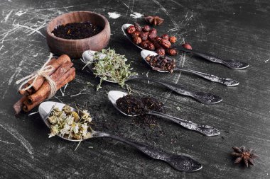 Metalik kaşıklardaki kuru otlar ve baharatlar. Yüksek kalite fotoğraf