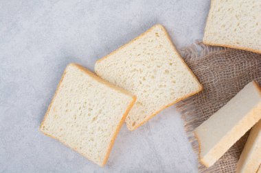 Çuval bezinde taze ekmek dilimleri. Yüksek kalite fotoğraf