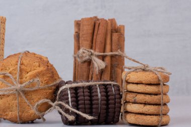 Beyaz arka planda tarçın ve ipte kurabiyeler. Yüksek kalite fotoğraf