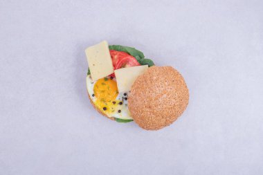 Omletli hamburger, domates, mantar ve beyaz arka planda soğan. Yüksek kalite fotoğraf