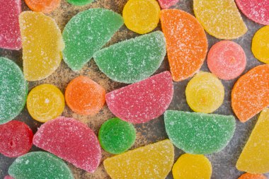 Tatlı renkli jöle şekerler mermer arka planda 