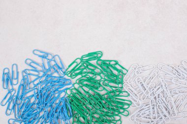 Beyaz arka planda renkli ataçlar. Yüksek kalite fotoğraf