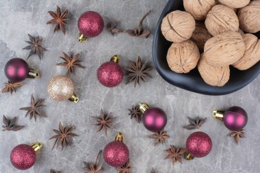 Bir kase karanfilli ceviz ve Noel topları. Yüksek kalite fotoğraf
